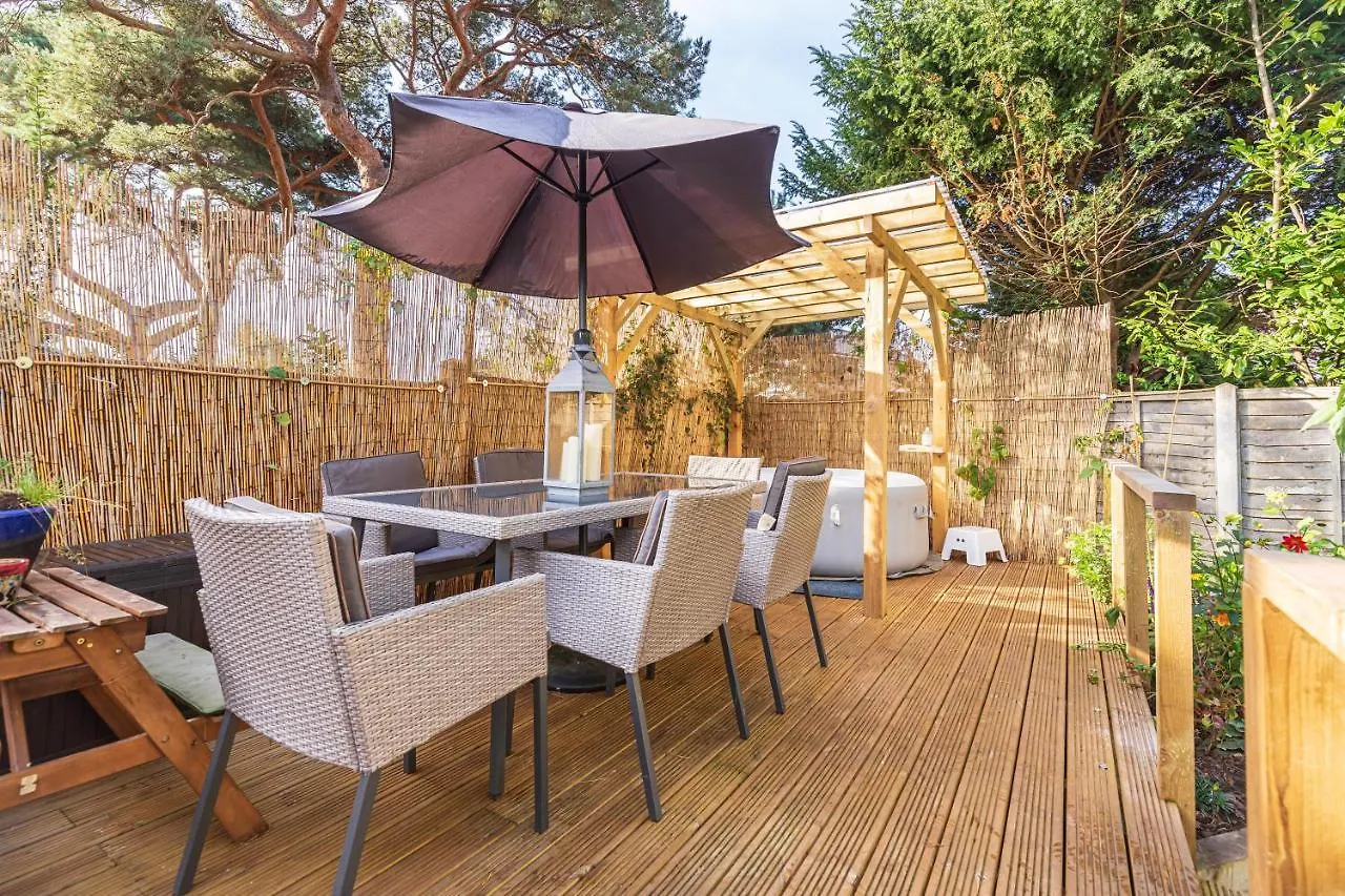 2 Bedroom House With Hot Tub, Near Beaches Etc Holdenhurst Holiday home