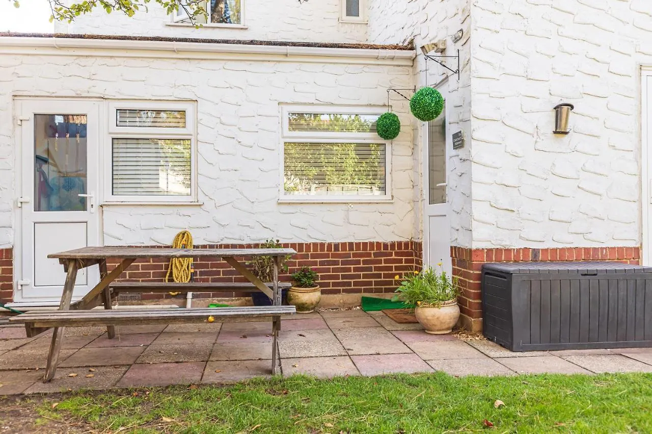 2 Bedroom House With Hot Tub, Near Beaches Etc Holdenhurst 0*,  United Kingdom