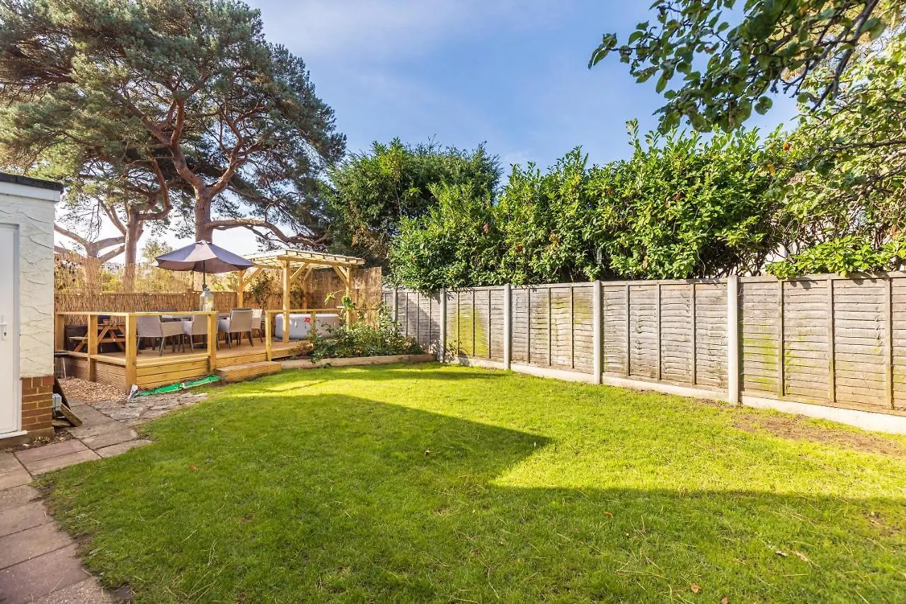 2 Bedroom House With Hot Tub, Near Beaches Etc Holdenhurst Holiday home